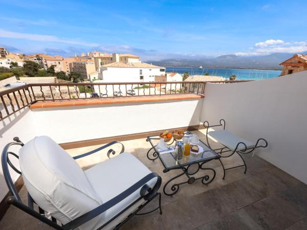 Hôtel L'Abbaye : photo 8 de la chambre chambre avec terrasse - vue sur citadelle et mer