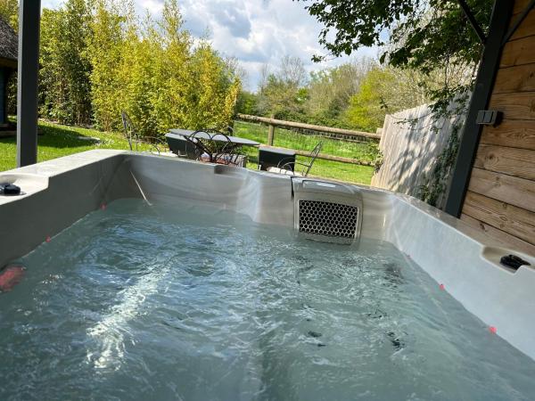 Aux murmures de la nature : photo 3 de la chambre chambre double avec baignoire spa