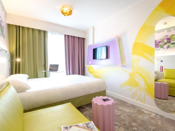 ibis Styles Fréjus St Raphael : photo 1 de la chambre chambre double standard avec canapé-lit