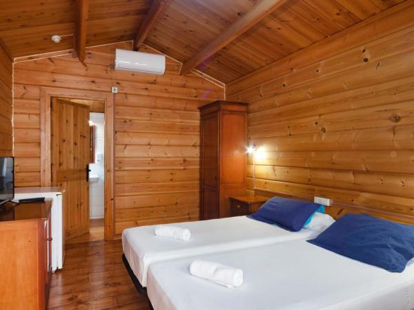 APARTAMENTOS PALASIET : photo 2 de la chambre cabane en bois