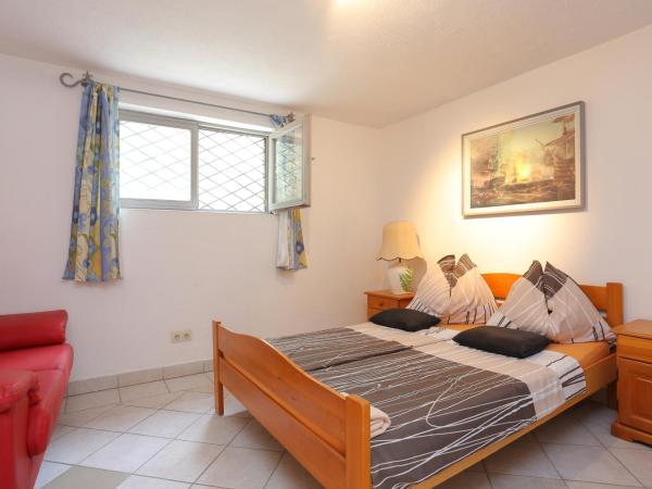 Apartments and rooms by the sea Nemira, Omis - 2781 : photo 4 de la chambre appartement 2 chambres avec terrasse