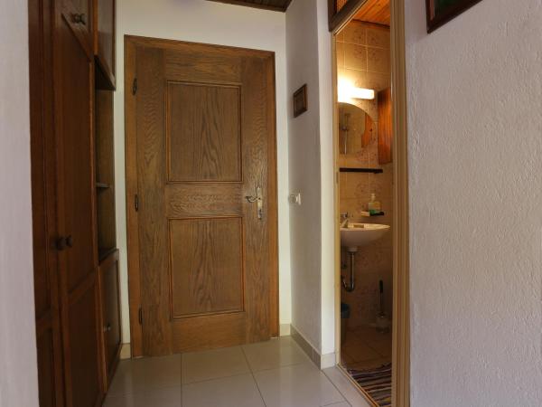 Apartments and rooms by the sea Nemira, Omis - 2781 : photo 6 de la chambre chambre double avec balcon