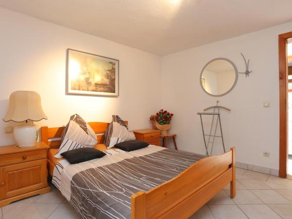 Apartments and rooms by the sea Nemira, Omis - 2781 : photo 5 de la chambre appartement 2 chambres avec terrasse