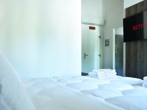 Royal Garden luxury rooms : photo 3 de la chambre chambre double deluxe avec douche