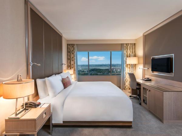 Renaissance Polat Istanbul Hotel : photo 1 de la chambre chambre lit king-size exécutive avec accès au salon club - vue sur ville