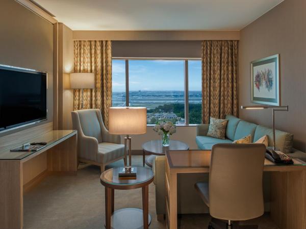 Renaissance Polat Istanbul Hotel : photo 1 de la chambre suite polat lit king-size avec accès au salon club