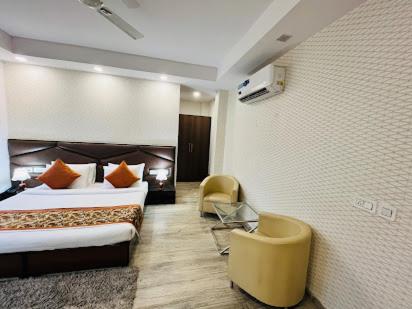 Hotel Sai Village Gurgaon : photo 2 de la chambre chambre double avec balcon