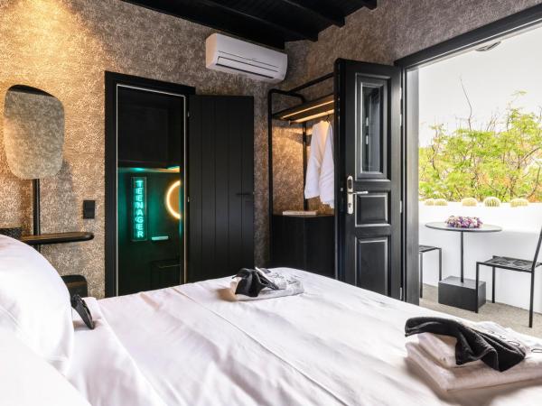 She Mykonos Boutique Hotel : photo 1 de la chambre chambre double deluxe avec balcon - vue sur mer