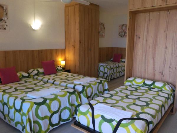 Alojamientos Pamplona : photo 2 de la chambre chambre quadruple