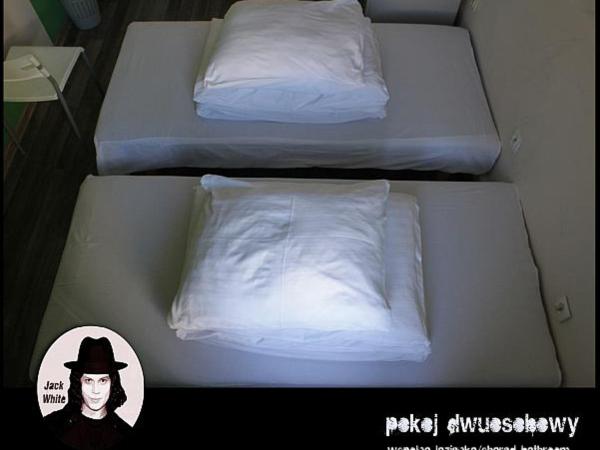 La Guitarra Hostel Poznań : photo 3 de la chambre chambre double ou lits jumeaux avec salle de bains commune