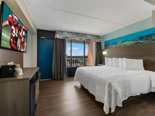 Red Roof PLUS & Suites Virginia Beach - Seaside : photo 4 de la chambre chambre lit king-size premium accessible aux personnes à mobilité réduite - non-fumeurs - vue partielle sur océan