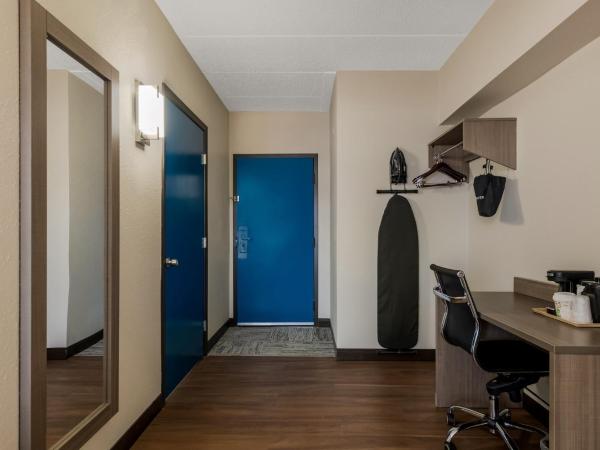 Red Roof PLUS & Suites Virginia Beach - Seaside : photo 10 de la chambre chambre lit king-size premium accessible aux personnes à mobilité réduite - non-fumeurs - vue partielle sur océan