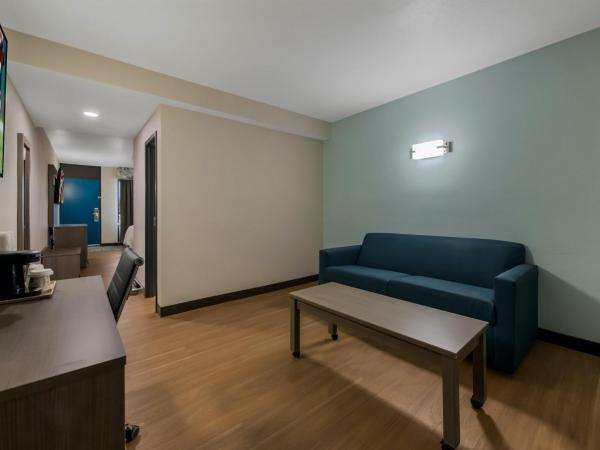 Red Roof PLUS & Suites Virginia Beach - Seaside : photo 6 de la chambre suite 2 lits doubles - non-fumeurs