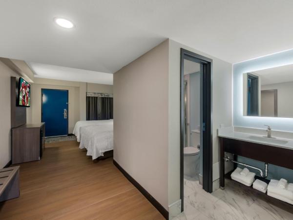 Red Roof PLUS & Suites Virginia Beach - Seaside : photo 4 de la chambre suite avec 2 lits doubles - non-fumeurs - vue partielle sur océan