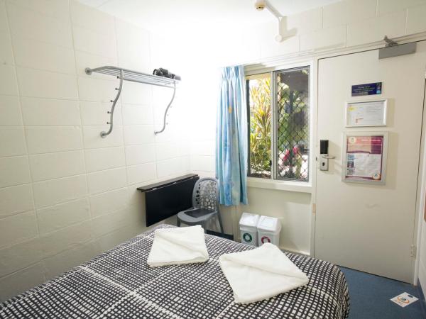YHA Cairns Central : photo 2 de la chambre chambre double avec salle de bains commune