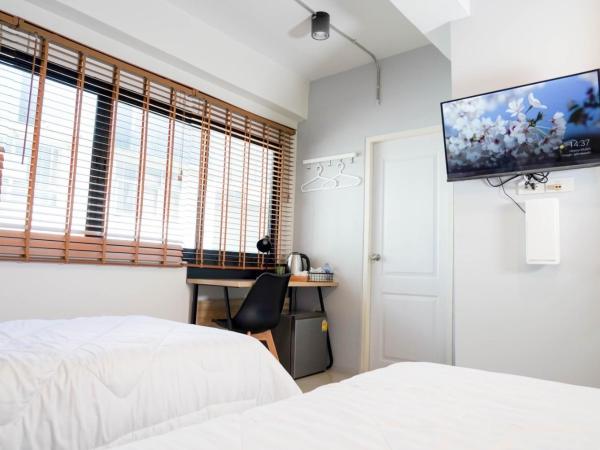 BnB98 Silom Hotel - 1 minutes from SKY TRAIN Sala Daeng station and SUBWAY Silom station : photo 5 de la chambre chambre double ou lits jumeaux deluxe - vue sur ville