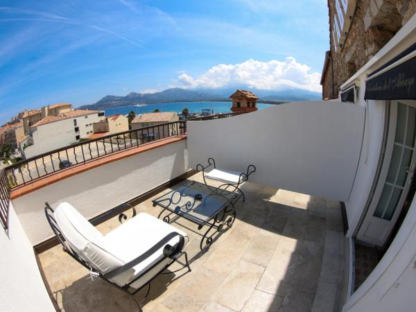 Hôtel L'Abbaye : photo 2 de la chambre chambre avec terrasse - vue sur citadelle et mer