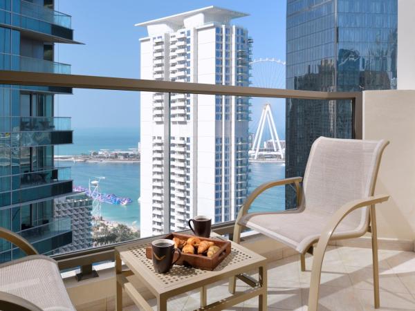 Mövenpick Hotel Jumeirah Beach : photo 3 de la chambre hébergement exécutif lit king-size - vue partielle sur mer avec balcon, accès au salon, petit-déjeuner, rafraîchissements, boissons et canapés en soirée