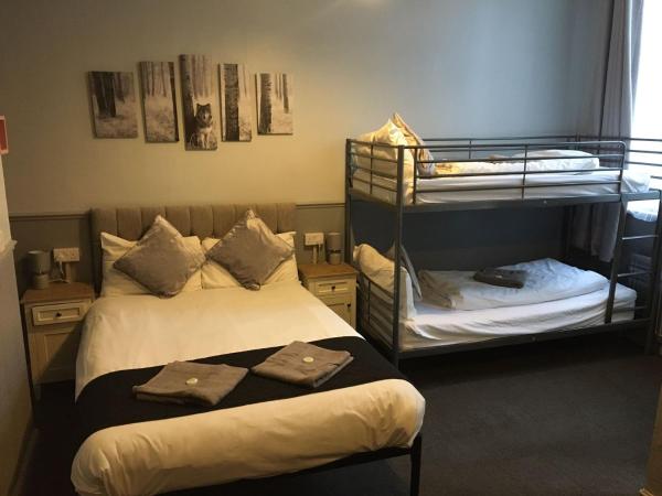 Queens Guesthouse Manchester : photo 7 de la chambre chambre quadruple avec salle de bains privative