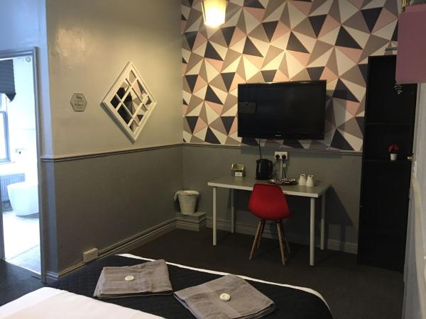 Queens Guesthouse Manchester : photo 9 de la chambre chambre quadruple avec salle de bains privative