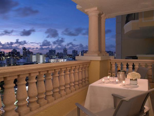 Acqualina Resort and Residences : photo 1 de la chambre chambre lit king-size deluxe - vue sur ville - pas de frais de service