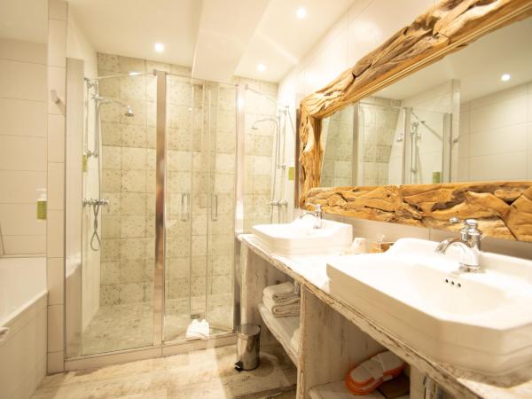 Hotel Beaucour : photo 4 de la chambre suite avec baignoire balnéo ou douche