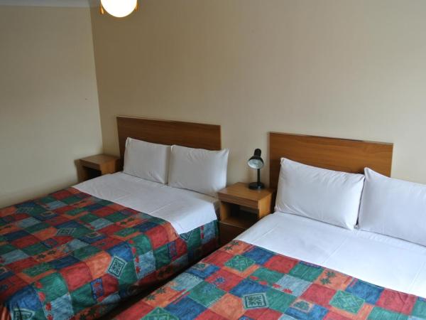 Carlton Hotel : photo 1 de la chambre chambre quadruple avec salle de bains