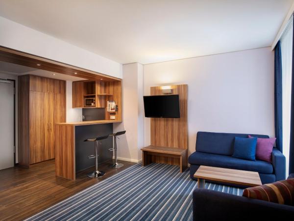 Holiday Inn Express Bremen Airport, an IHG Hotel : photo 5 de la chambre chambre double avec kitchenette