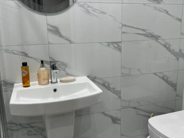 Grand Bleu - London - Next to Piccadilly Line Tube Station & Brand New Facilities : photo 4 de la chambre appartement