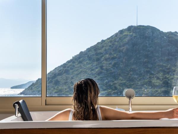 Liman Hotel Gümüslük - Adult Only : photo 2 de la chambre chambre double avec baignoire spa