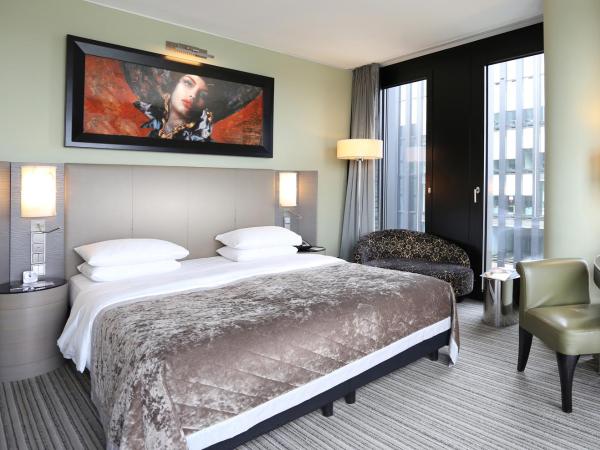 Hyatt Regency Dusseldorf : photo 4 de la chambre chambre lit king-size deluxe - vue sur port
