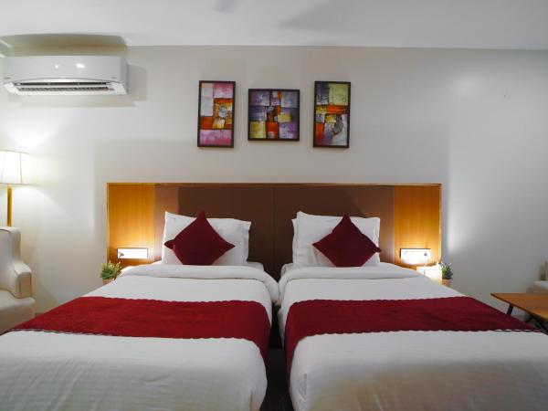 Saltstayz Executive Studio Apartment : photo 10 de la chambre chambre lits jumeaux avec balcon