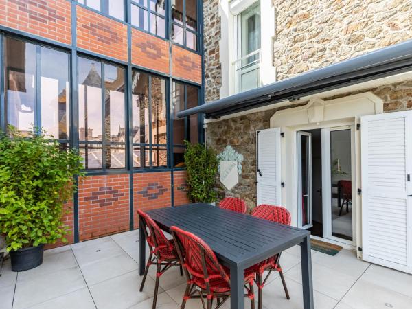 Hotel Kyriad Saint Malo Centre Plage : photo 4 de la chambre chambre triple avec terrasse - sans vue sur mer