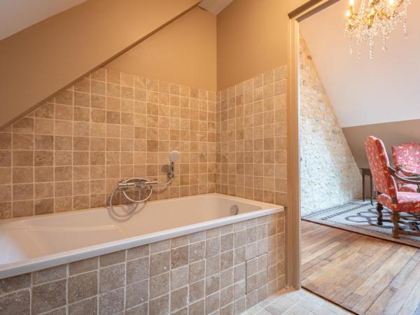 Domaine de Charnay - Résidence de charme : photo 7 de la chambre suite lit king-size