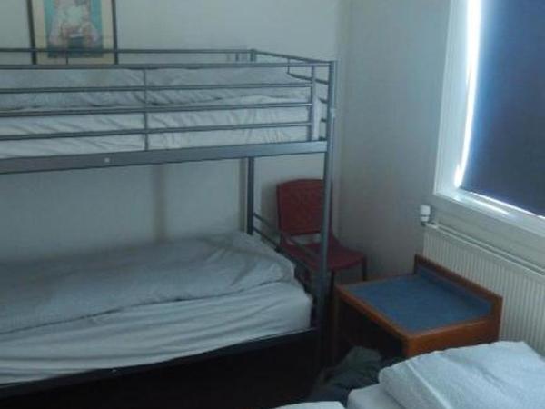 Fox Hotel : photo 2 de la chambre chambre quadruple Économique avec salle de bains commune