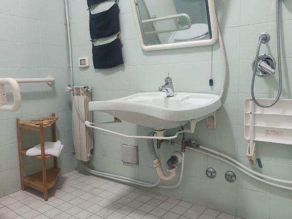 Beteyà Hostel Don Bosco : photo 5 de la chambre chambre triple - accessible aux personnes à mobilité réduite