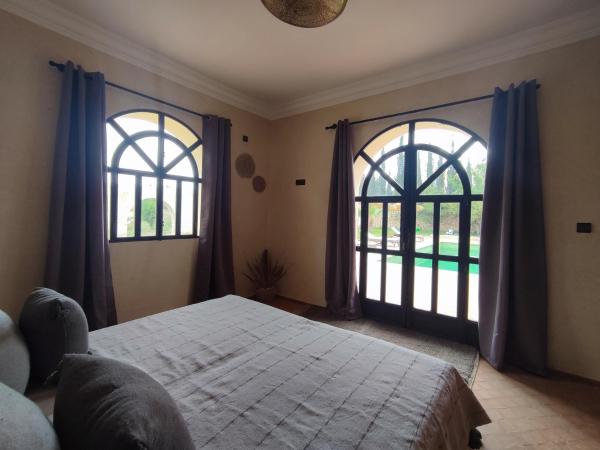 Riad Bini-Ddik : photo 2 de la chambre chambre lit king-size - vue sur piscine