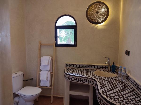 Riad Bini-Ddik : photo 5 de la chambre chambre lit king-size - vue sur piscine