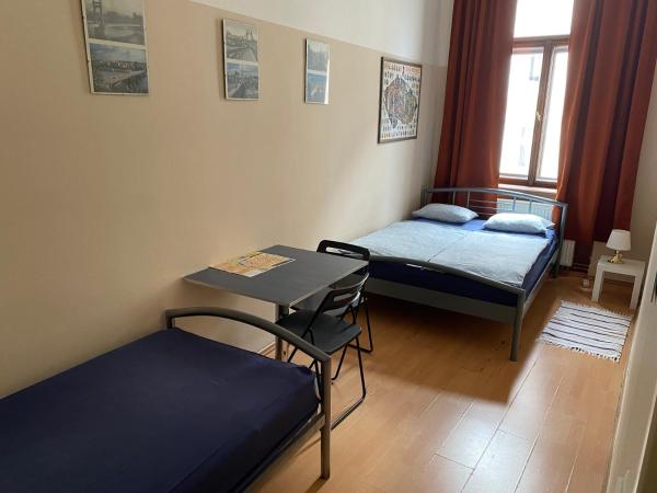 Hostel EMMA : photo 3 de la chambre chambre double ou lits jumeaux avec salle de bains commune