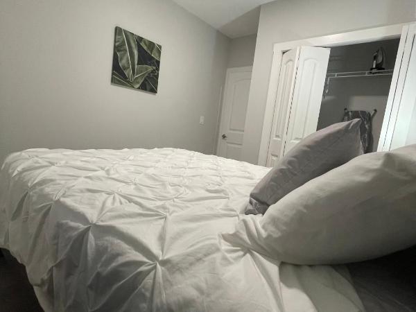 Private Cozy Secondary Suite, 2 Bedrooms, Separate Entrance : photo 2 de la chambre suite 2 chambres