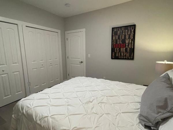 Private Cozy Secondary Suite, 2 Bedrooms, Separate Entrance : photo 4 de la chambre suite 2 chambres