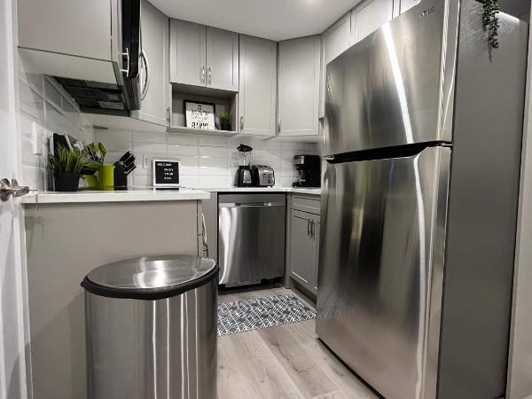 Private Cozy Secondary Suite, 2 Bedrooms, Separate Entrance : photo 10 de la chambre suite 2 chambres