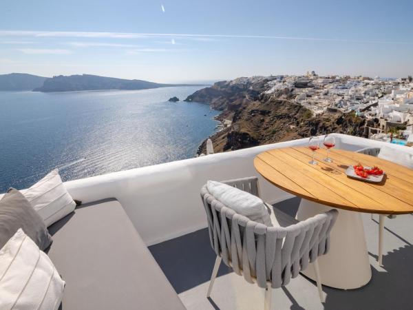 IKIES Santorini : photo 1 de la chambre maisonnette the cook avec bain à remous - vue sur caldera