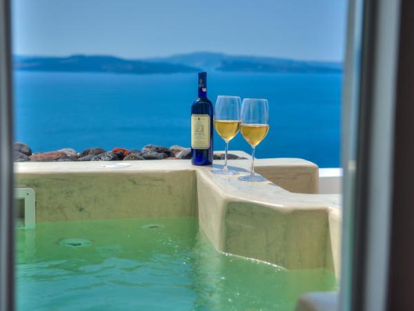 Kima Oia Suites : photo 5 de la chambre suite supérieure avec jacuzzi (3 adultes)