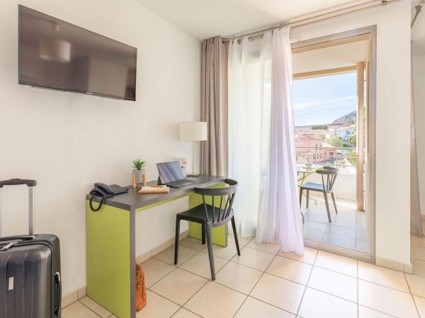 Appart'City Confort La Ciotat - Côté Port : photo 3 de la chambre studio familial (2 adultes + 2 enfants)