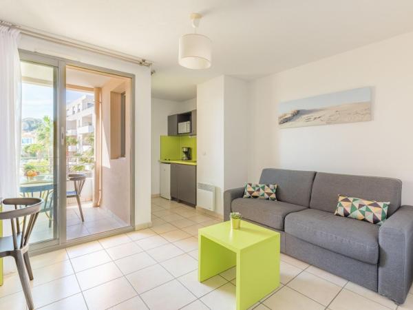 Appart'City Confort La Ciotat - Côté Port : photo 2 de la chambre studio familial (2 adultes + 2 enfants)