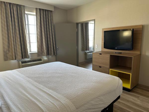 Days Inn by Wyndham Oklahoma City : photo 9 de la chambre 1 king bed, 2 queen beds, two-bedroom suite, non-smoking