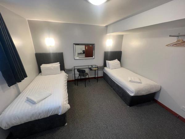 Lost Guest House Aberdeen : photo 1 de la chambre chambre lits jumeaux avec salle de bains commune