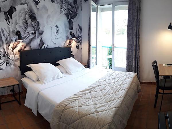 Hôtel Saint Michel : photo 2 de la chambre chambre double avec salle de bains privative