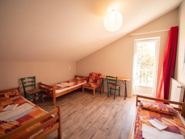 Chalet Annapurna : photo 2 de la chambre chambre triple avec salle de bains privative